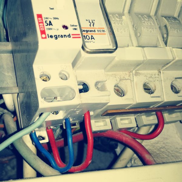 installateur électrique à lattes